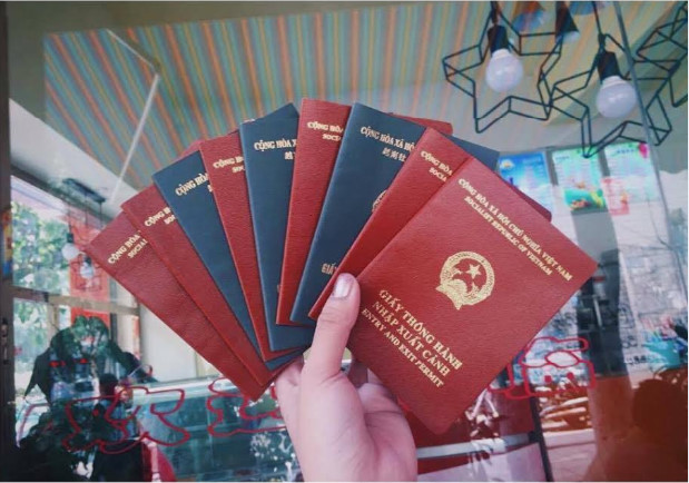 Mẫu giấy thông hành của Cơ quan quản lý xuất nhập cảnh của Việt Nam.