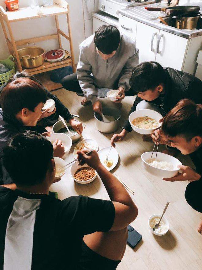 Bữa cơm sau giờ làm thêm của các du học sinh (Ảnh: Thay Đổi)