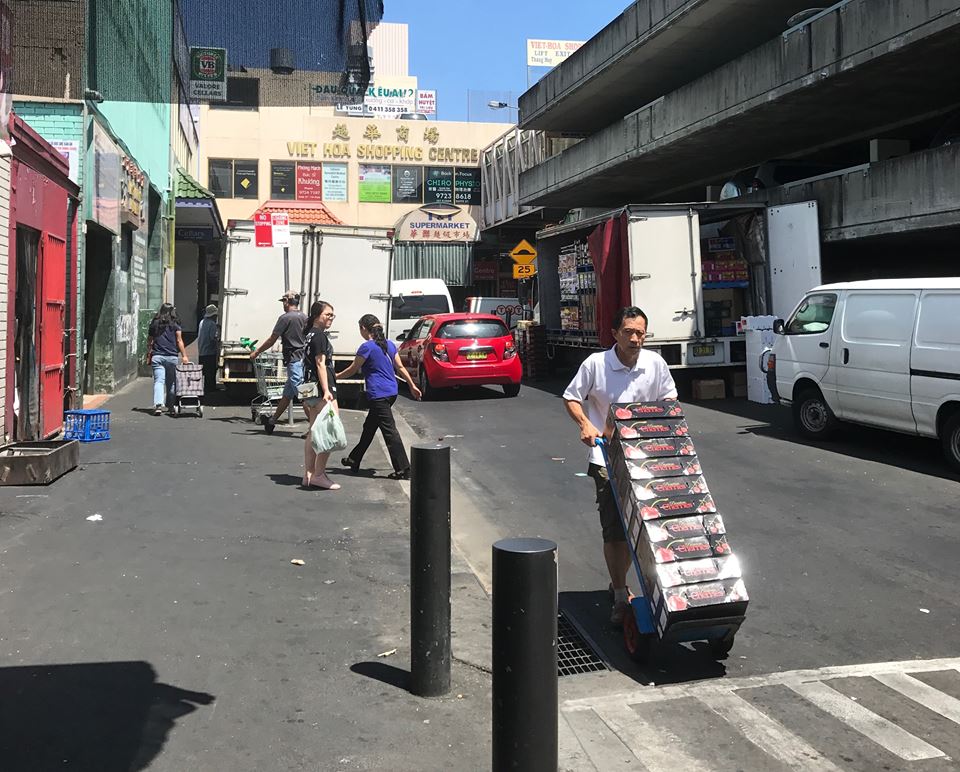 Cảnh buôn bán, lao động, sinh hoạt tại chợ người Việt ở khu Cabramatta, Sydney.
