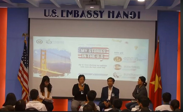 Diễn giả Hà Bạch Liên (thứ 2 từ trái sang) - Học bổng MBA Georgetown, cố vấn quản trị doanh nghiệp.
