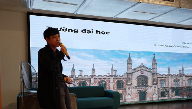 Diễn giả Hoàng Đức Long (Cố vấn học thuật và tư vấn chiến lược ứng tuyển học bổng tại Help Scholarships) chia sẻ tại buổi hội thảo.