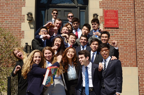 Nguyễn Hoàng Hà My (hàng một chính giữa) sinh viên ngành Tài chính Đại học Boston