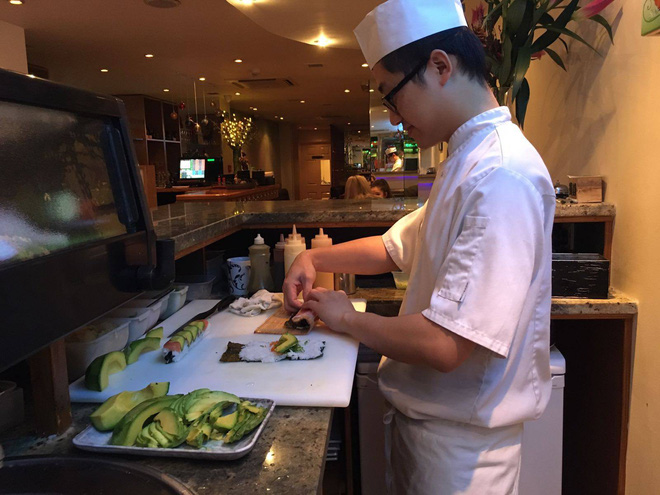 Tuấn Anh may mắn tìm được công việc đầu bếp sushi