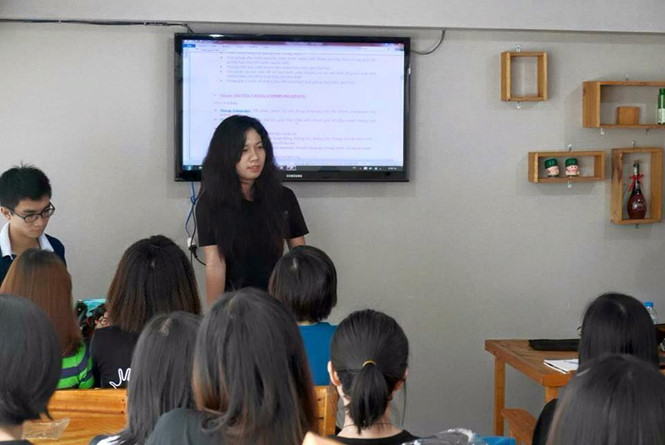 Mỹ Linh chia sẻ hoạt động tình nguyện với các thành viên trong nhóm Volunteer House Vietnam (VHV) - NVCC