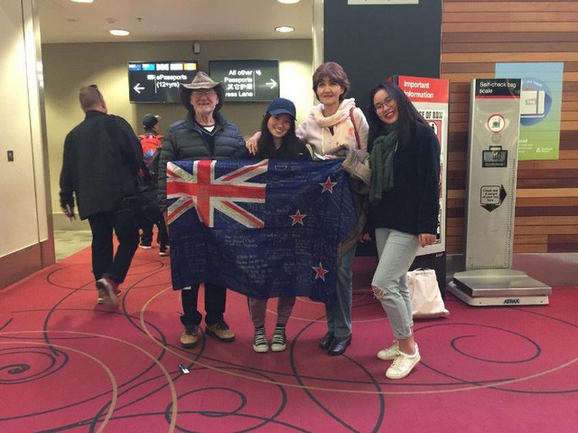 Nguyễn Mai Trang (ngoài cùng bên phải, du học sinh lớp 13 trường Waiuku College – Auckland, New Zealand).