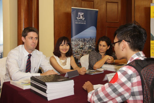 Ông Ben Waymire (ngoài cùng bên trái) tham dự Triển lãm du học của Công ty Đức Anh năm 2016.