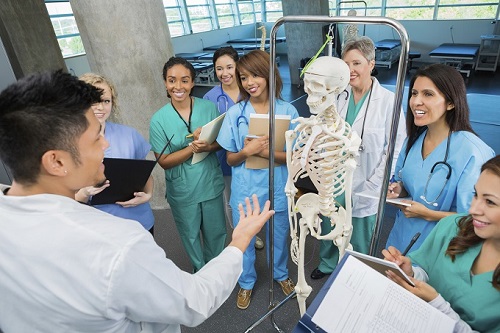 Nhiều trường y khoa có tỷ lệ sinh viên trên nhân viên thấp. Ảnh minh họa: US News & World Report
