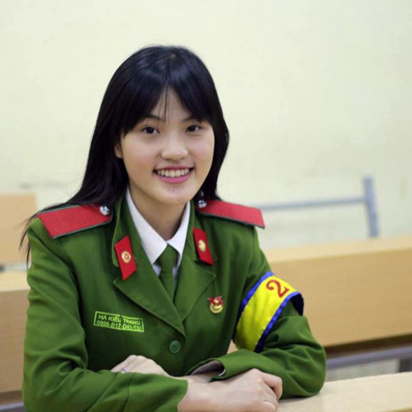 H&agrave; Kiều Trang l&agrave; nữ sinh Học viện Cảnh s&aacute;t nh&acirc;n d&acirc;n c&oacute; th&agrave;nh t&iacute;ch học tập v&agrave; hoạt động ngoại kh&oacute;a đ&aacute;ng nể. 