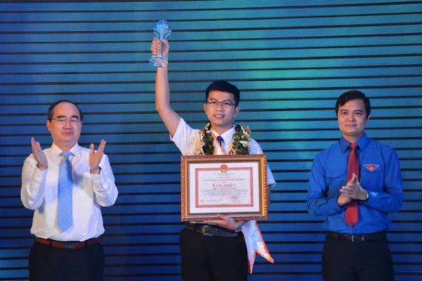 Nguyễn Thành An trong lễ tuyên dương Công dân trẻ tiêu biểu TP.HCM 2017 (ảnh: Thành Đoàn)