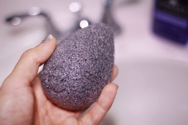 ssdh-the-face-shop-daily-beautytools-charcoal-konjac-cleansing-puff