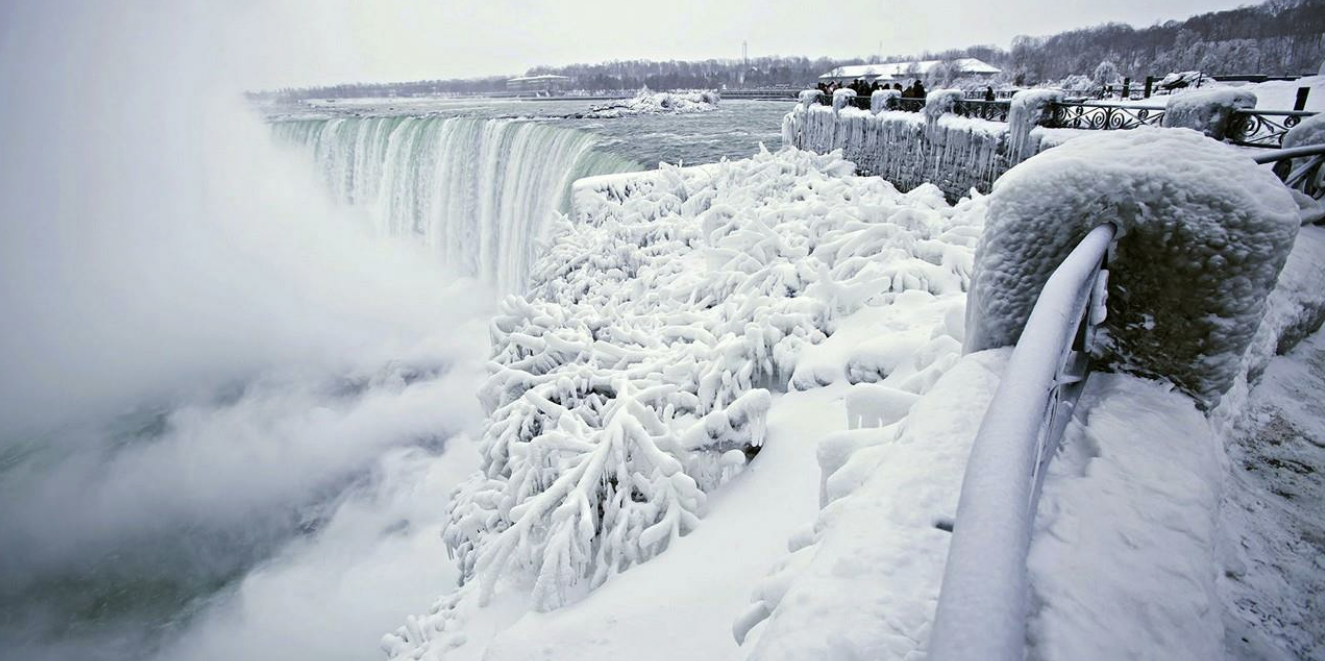 Thác Niagara nằm ở biên giới Mỹ và Canada chìm trong băng tuyết (Ảnh: Lê Thế)