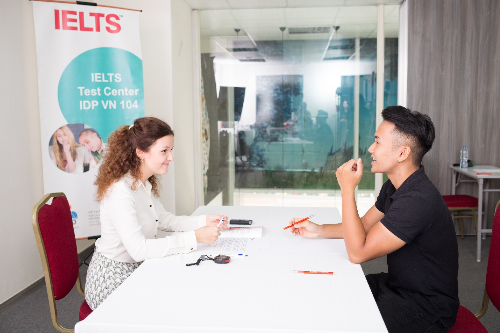 Giữ tâm lý thoải mái trước và trong khi thi sẽ giúp bạn bình tĩnh làm bài IELTS tốt hơn. Ảnh: IDP