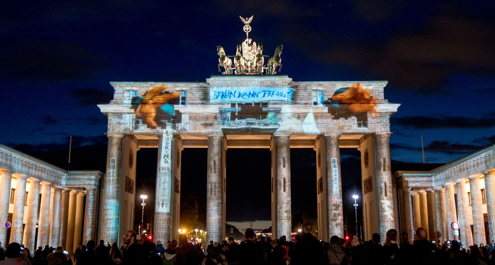 Cổng Brandenburg - biểu tượng chính của thành phố Berlin (Nguồn: Quartz).