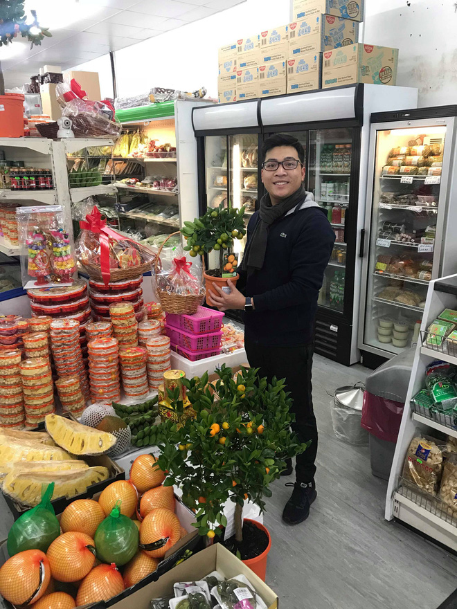 Xuân Anh tranh thủ đi sắm Tết sớm ở chợ Việt vì ngày 30, mồng 1 Tết phải lên trường