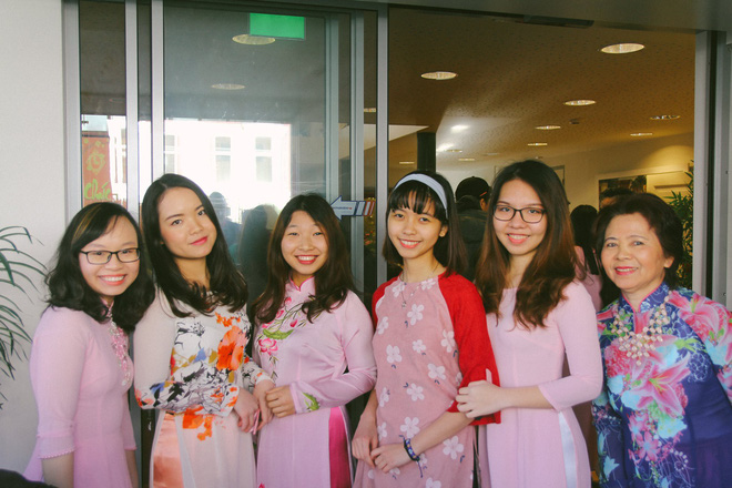 Ai cũng hào hứng, xúng xính áo quần đi dự tiệc