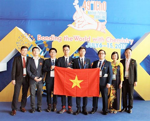 Đinh Quang Hiếu (thứ 4 từ phải sang) trong kỳ thi Olympic Hóa học quốc tế năm 2017