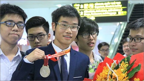 Đinh Quang Hiếu trong lần nhận Huy chương vàng Olympic Hóa học quốc tế năm 2017