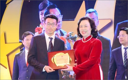 Phó Bí thư Thành uỷ Hà Nội Ngô Thị Thanh Hằng trao danh hiệu Gương mặt trẻ tiêu biểu Thủ đô năm 2017 cho Đinh Quang Hiếu