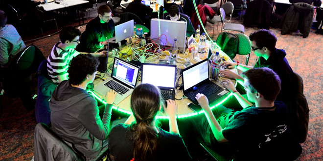 Hackathon là sự kiện mà các lập trình viên và phát triển phần mềm cùng nhau hoàn thành dự án phần mềm trong thời gian ngắn. Ảnh: Observe.