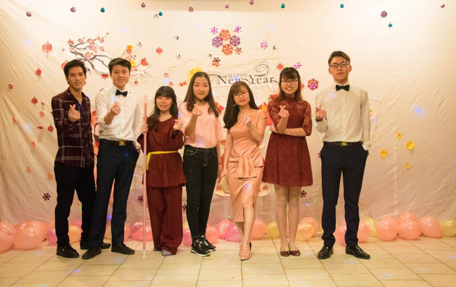 Mạnh Hiếu và bạn bè trong tiệc đón năm mới 2018 vừa qua