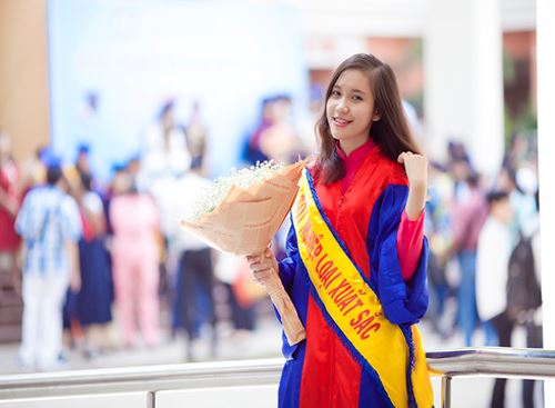 Vũ Phương Thảo trong ngày nhận bằng tốt nghiệp của Trường Đại học Sư phạm thành phố (ảnh: NVCC)