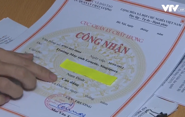 Một du học sinh nhận được tấm bằng Cao đẳng sau nhiều năm theo học thay vì bằng Đại học như lời hứa hẹn ban đầu của nhà trường