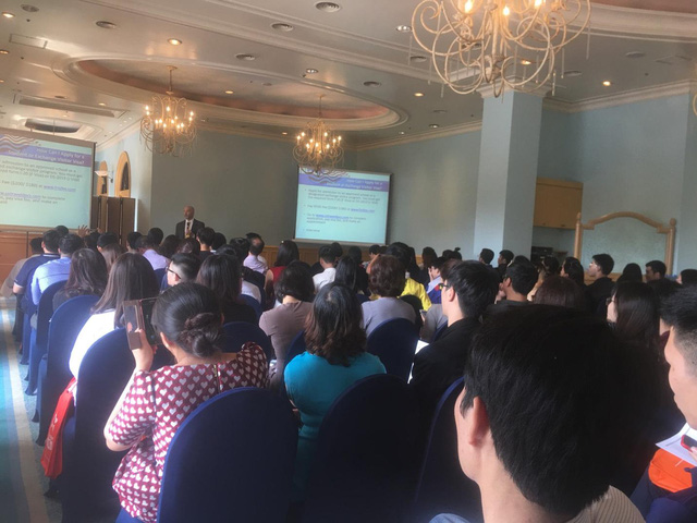 Đông đảo phụ huynh, học sinh tham dự đang lắng nghe ông Brdeley trình bày cách xin cấp thị lực (Visa).