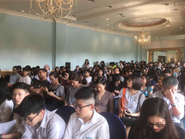 Phụ huynh đặt câu hỏi cho viên chức lãnh sự.