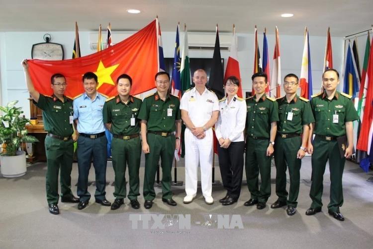 Các học viên Học bổng Thạc sỹ của Quân đội Việt Nam khóa 2017 tại Trung tâm Đào tạo Quốc phòng Quốc tế Australia, Laverton, Victoria. Ảnh: TTXVN/phát