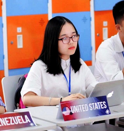 Nữ sinh Lê Ngân Hà vừa nhận giấy báo trúng tuyển từ 5 trường đại học ở Mỹ