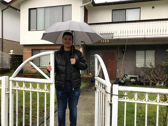 Khang Nguyễn trước căn nhà homestay tại Canada - Ảnh NVCC