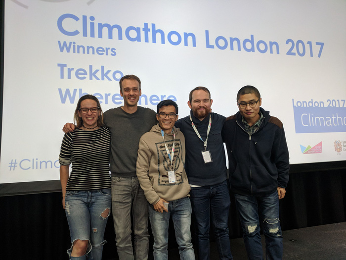 Biên và đồng đội đạt giải nhất tại cuộc thi Climathon London 2017. Nhóm đề xuất xây dựng nền tảng tìm nhà ở dựa trên nhu cầu giao thông, môi trường của mỗi người - Ảnh: NVCC