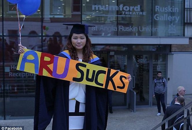 Pok Wong kiện trường Đại học Anglia Ruskin đòi bồi thường 60.000 bảng Anh.