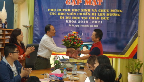 Đại diện phụ huynh có con du học Đức chúc mừng Viện 