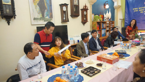 Thầy Nguyễn Anh Quân trao visa cho học sinh chuẩn bị du học 