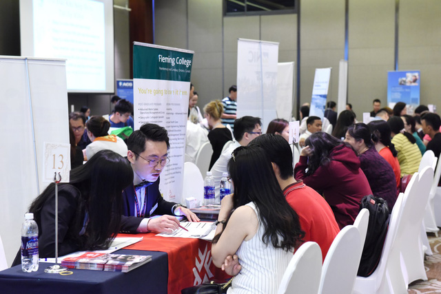 Phụ huynh và học sinh cùng trao đổi trực tiếp từ đại diện các trường đại học hàng đầu thế giới