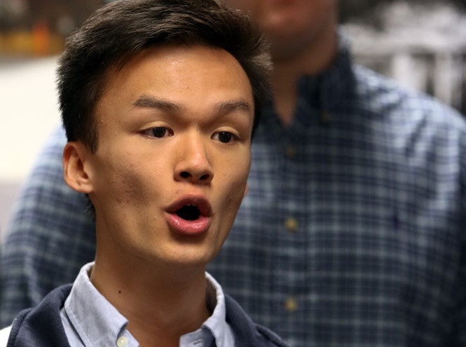Charlie Trần tham gia dàn đồng ca tại trường. ẢNH CHỤP MÀN HÌNH GASTON GAZETTE