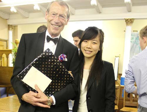 Bùi Thị Phương Hồng và thầy hiệu trưởng Brooke House College.