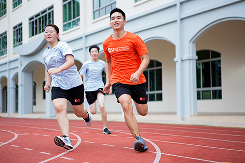 Liễu Triệu Bảo Thiện (áo cam) – Học sinh Việt Nam đạt học bổng 100% đang học tập tại SIM IA