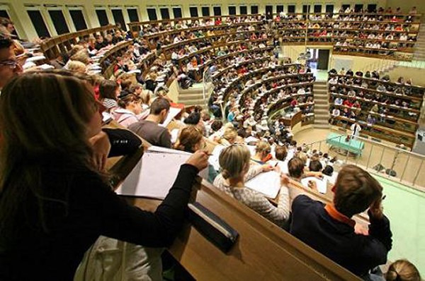 Nhiều bạn có thể cùng thuê chung một nhà để tiết kiệm chi phí sinh hoạt.