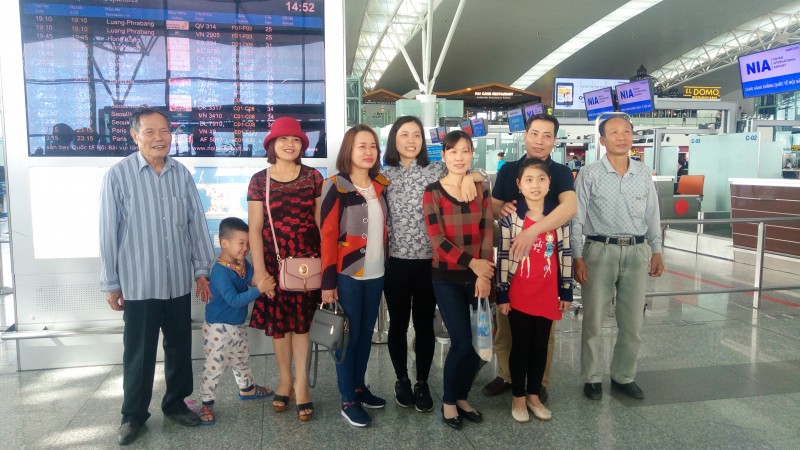 Gia đình chụp ảnh lưu niệm cùng học sinh trước khi sang Đức du học. Ảnh M.Quý