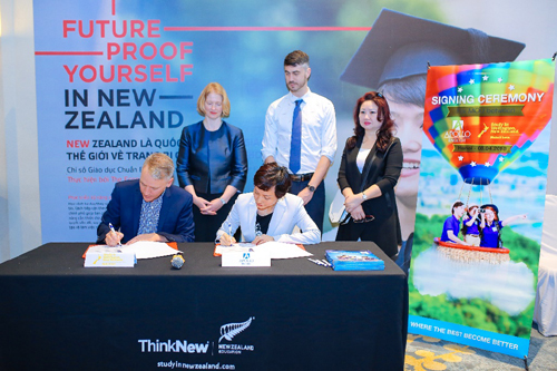Đại diện ký kết của Study Wellington là ông Matt Steele và Apollo English là bà Phan Thị Hoàng Hoa - Tổng Giám đốc khu vực miền Bắc