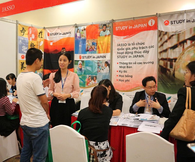 Sinh viên tìm hiểu các học bổng phù hợp trước khi du học Nhật Bản.