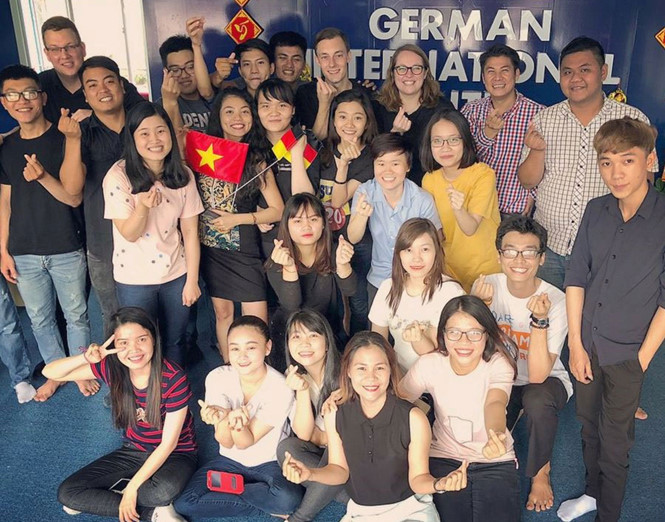 ạn trẻ tham gia một chương trình giao lưu Đức - Việt