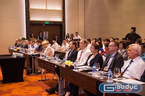 Lãnh đạo Phòng Thương mại và Công nghiệp miền Nam Thuringa, Cộng hòa liên bang Đức cùng các phụ huynh, học sinh tới tham dự sự kiện. Ảnh: Nhân Minh.
