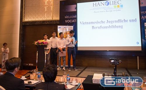 Các học viên đang trổ tài giao tiếp bằng tiếng Đức. Ảnh: Nhân Minh.