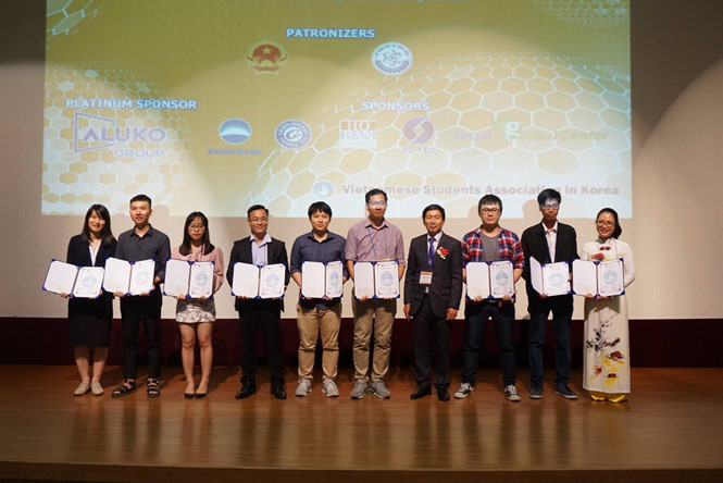 Sinh viên tham gia hội thảo khoa học tại Hàn Quốc năm 2017