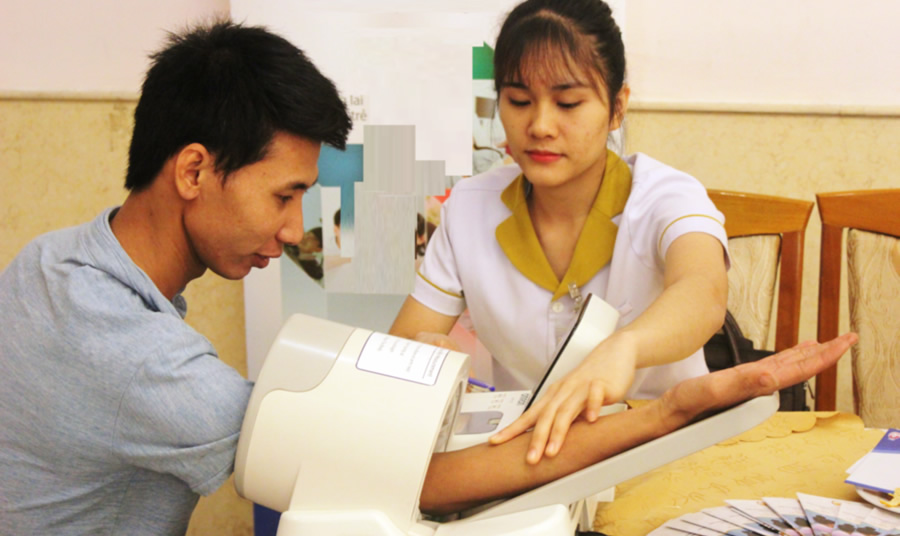 Khách hàng là du học sinh tham gia khám, tầm soát bệnh tại Thiện Nhân.