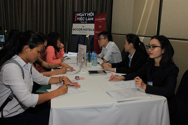 Các ứng cửa viên tham gia phỏng vấn tại ngày hội việc làm Pháp - Việt diễn ra tại TPHCM năm 2016. Ảnh: Thành Hoa