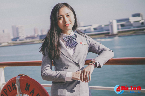 Hoạt động ngoại khóa còn tạo cơ hội cho nữ sinh người Hà Tĩnh được trải nghiệm ở nhiều vùng đất mới (Trong ảnh: Phương Linh trên con tàu Thanh niên Đông Nam Á- Nhật Bản)